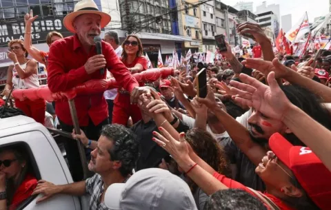 Lula gana terreno frente a Flávio Bolsonaro a una semana de las presidenciales en Brasil