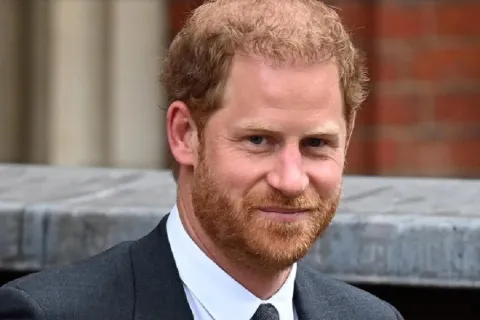 El príncipe Harry tiende la mano a su familia y aboga por la reconciliación