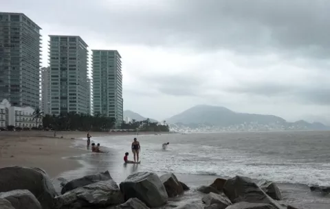 Huracán Trudy avanza hacia Jalisco y Colima con previsión de lluvias y fuerte oleaje 