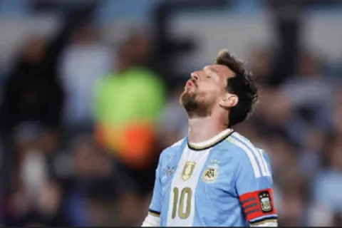 Messi se despide de la Albiceleste con 126 goles, el último de penalti, y muchas emociones