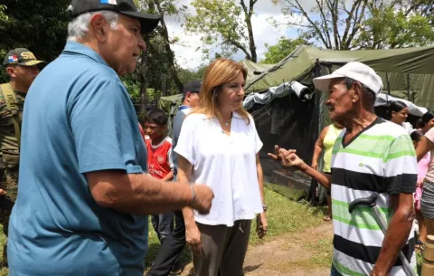 Mulino visita a damnificados en Soná y promete reconstruir sus casas