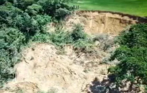 MiAmbiente evalúa impacto en la cuenca del río Santa María tras deslave en mina abandonada de Remance