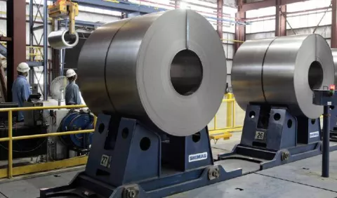 Baja la industria de  acero y metal
