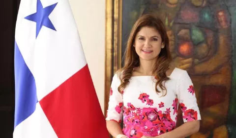 Siguen críticas a la canciller Erika Mouynes por contrato de vuelo chárter