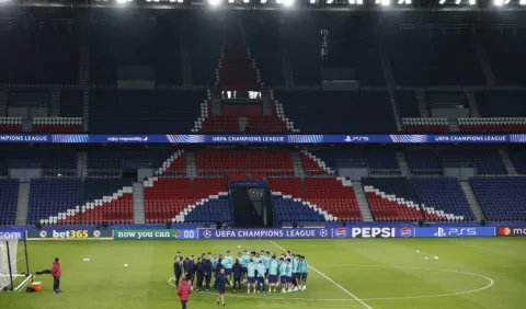 PSG y Barça, candidatos al título, en duro examen