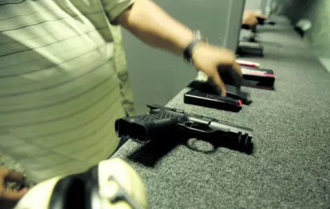 Gobierno mantiene veda para importación de armas por tres meses