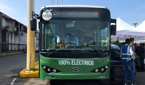 Primer metrobús eléctrico circula en las calles de la ciudad