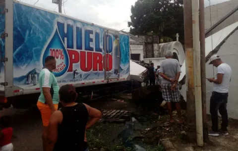 ¡Quedó frío! Conductor de camión de una hielería choca contra tumba del expresidente Remón Cantera