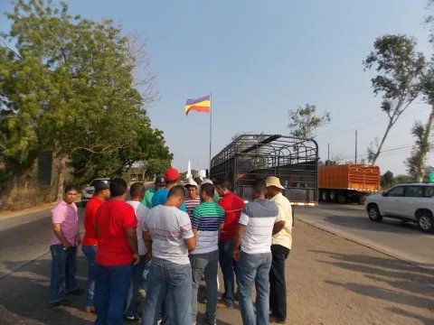 Camioneros paralizan por cuarta vez el puente sobre el río La Villa