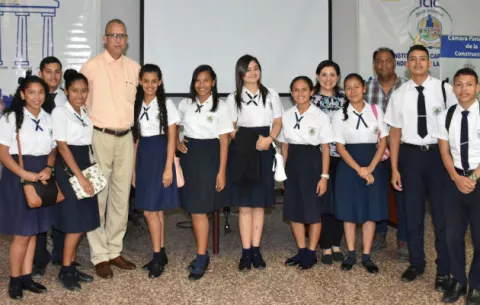 Estudiantes de carreras técnicas se benefician con becas otorgadas por la Cámara Panameña de la Construcción