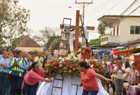 Celebran el Domingo de Resurrección con la carrera de los santos