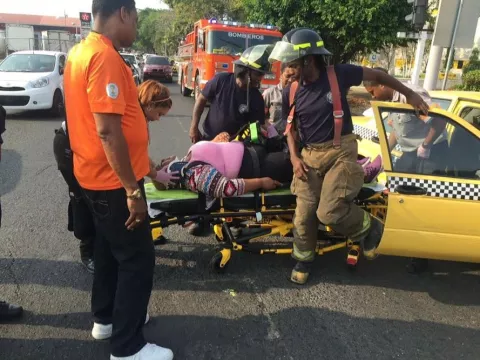Colisión deja una mujer herida en Colón