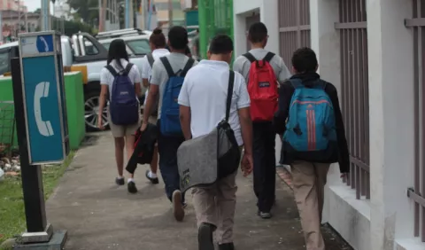 Juan Diego Vásquez propone revisar costo de matrículas en colegios privados