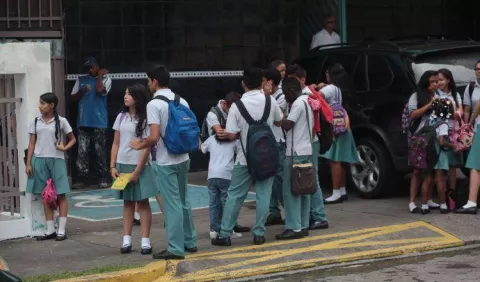 Ministerio de Educación quiere mediar en diferencia entre padres y colegios particulares por el costo de la matrícula