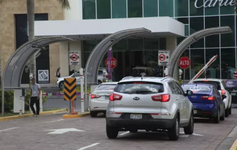 Corte declara inconstitucional proyecto que otorgaba tres horas gratis de estacionamientos a consumidores