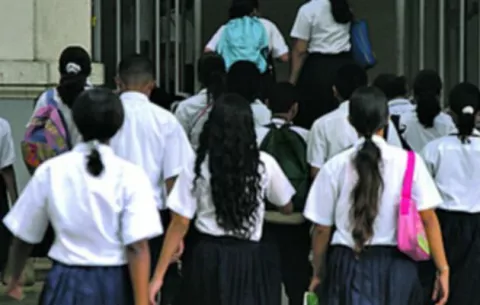 Menos de la mitad de estudiantes que ingresan a universidades se gradúan entre 25 y 29 años