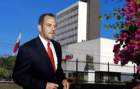Diputados apuntan al contralor Federico Humbert; piden rendición de cuentas