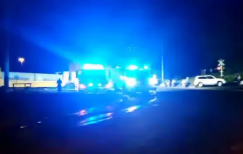 ¡Impactante! Ferrocarril embiste a un camión cargado de mercancía