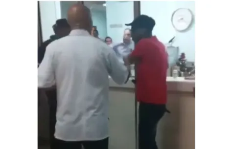 Jubilado rompe vidrio de una farmacia de la CSS por falta de medicamentos