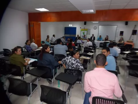 Profesionales de la salud en Los Santos exigen pagos de turnos extras