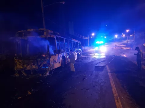 Metrobús se incendia en su totalidad en el área de Brisas del Golf