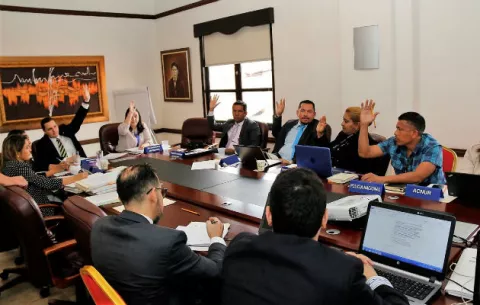 Gobierno de Juan Carlos Varela aprueba otorgar pasaportes a extranjeros refugiados en Panamá