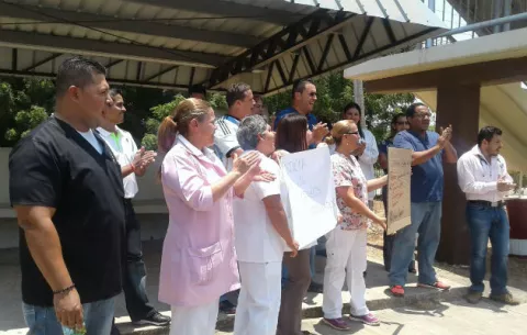 Funcionarios de salud exigen pagos de los turnos extras