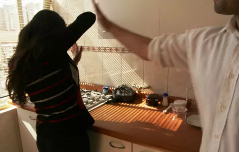 Mantenía relación sentimental con hijastra y su madre, y las maltrataba dentro de una misma residencia