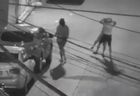 Utilizó una llave de estrangulamiento para robar, pero fue capturado porque su fechoría quedó grabada en video