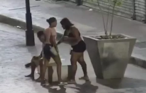 Un descanso, dos mujeres y el video de un robo en la Peatonal