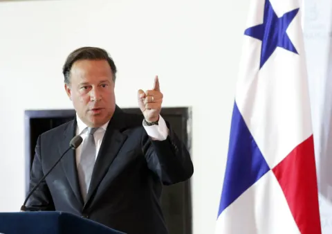 El presidente Juan Carlos Varela le da una lección de cervezas a alumnos en la 24 de Diciembre