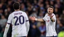 Jugadores de la Fiorentina lamentan la eliminación del equipo italiano. Foto: EFE