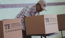 Un ciudadano ejerce su voto en las pasadas elecciones de 2024. Archivo