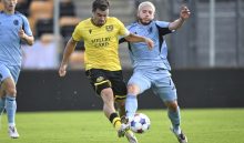 Cristian Martínez del Braistlava (der.) y Gustavsson de Mjällby. Foto: EFE  