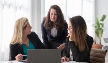 Las mujeres cada día se preparan más, pero no logran estar al frente de las empresas. Foto: Pexels