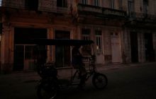 Calle en penumbra, durante uno de los diarios apagones eléctricos, en La Habana (Cuba). Foto: EFE