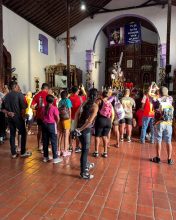 Cada 21 de octubre, entre 80 mil y 100 mil personas llegan a Portobelo para venerar la imagen del Cristo Negro. Foto. Diómedes Sánchez