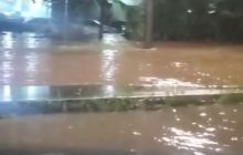 La lluvia provocó el desborde de la quebrada Fantasma que fue a dar a los salones del IPT de Cativá. Foto. Cortesía