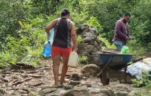 Cerca de una veintena de niños crecen en condiciones que muchos creían superadas, sin acceso a agua potable, líquido que es transportado en carretilla hasta las casas. Foto. Thays Domínguez
