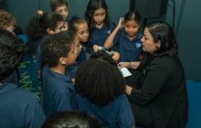 Estudiantes y la viceministra Arianne Benedetti. Foto: Cortesía