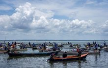 Pescadores navegan durante un recorrido en rechazo a consideradas agresiones de Estados Unidos este sábado. Foto: EFE
