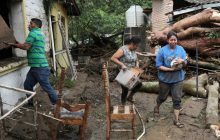 Afectados por inundaciones en la aldea Río Abajo en Tegucigalpa. Foto: EFE