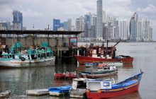 Pescadores trabajan en el muelle pesquero multipropósito en ciudad de Panamá. Foto: EFE