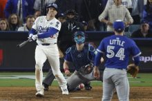  Freddie Freeman pegó un jonrón en el episodio 18 para darle la victoria a los Dodgers ante los Azulejos. Foto: EFE