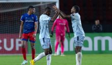 Jordan Girón y Armando Cooper, festejan el triunfo sobre Plaza Amador. Foto: EFE