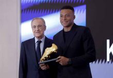 Kylian Mbappe (d) posa junto al presidente del Real Madrid, Florentino Pérez, tras recibir la Bota de Oro. Foto EFE