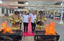Quema de banderas. Foto: Diomedes Sánchez