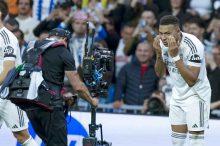 Mbappé en su habitual celebración de gol. Foto EFE