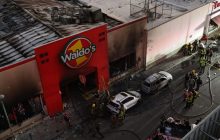 Bomberos controlan un incendio en una tienda comercial en la ciudad de Hermosillo en Sonora (México). Foto: EFE