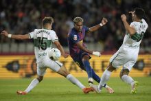  El delantero del Barcelona Lamine Yamal (c) dispara a puerta para marcar el primer gol del equipo ante el Elche,. Foto: EFE